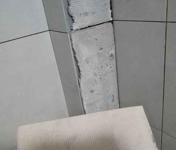 邕宁瓷砖空鼓维修公司分享下厨房瓷砖脱落的补救措施。